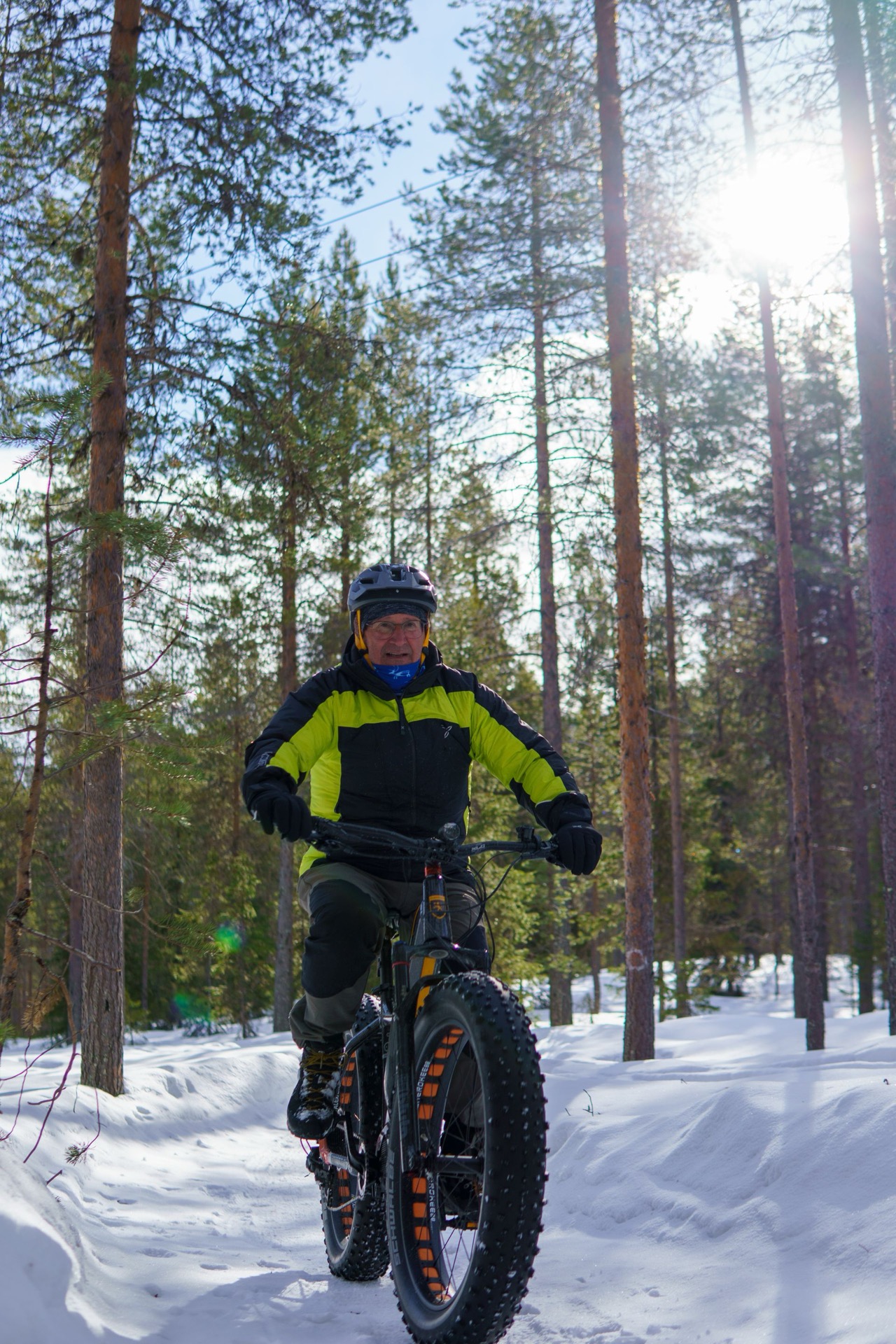 Sykling på snødekt vei om vinteren